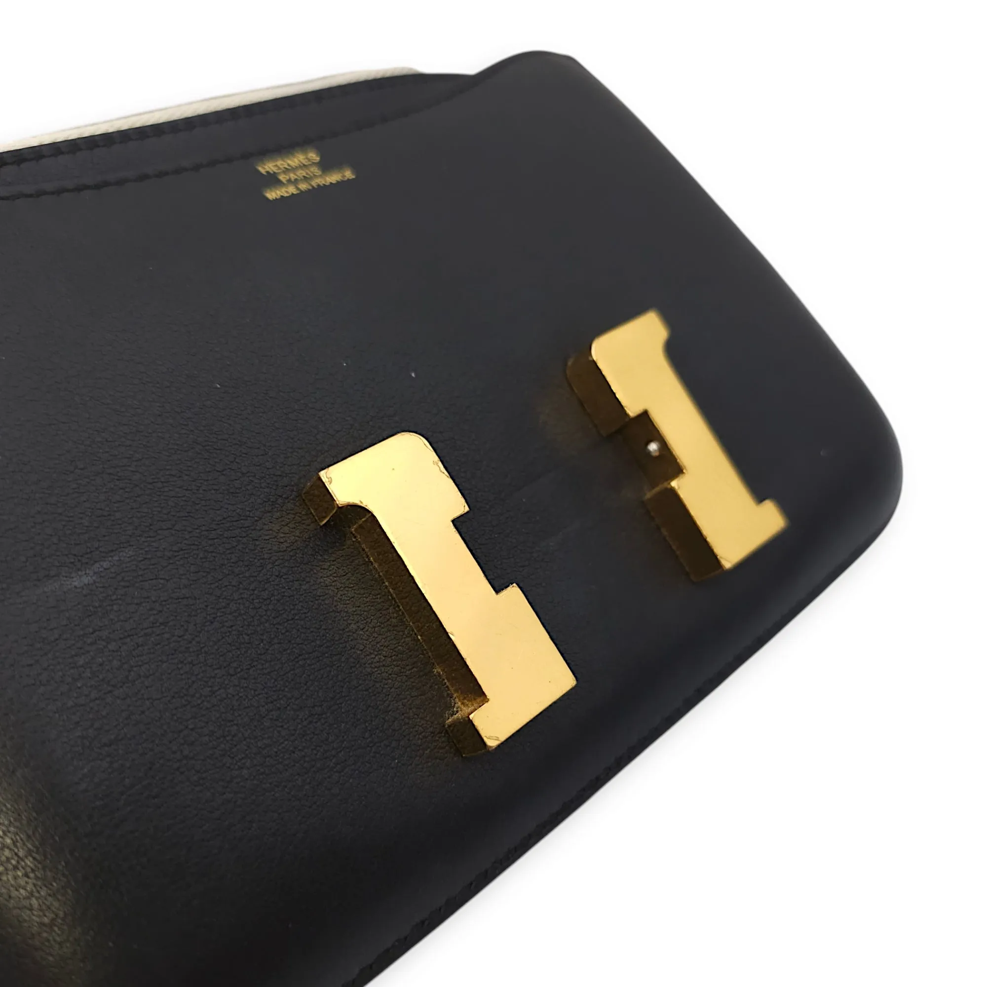 Constance 18 Black in Evergrain, Gold hardware