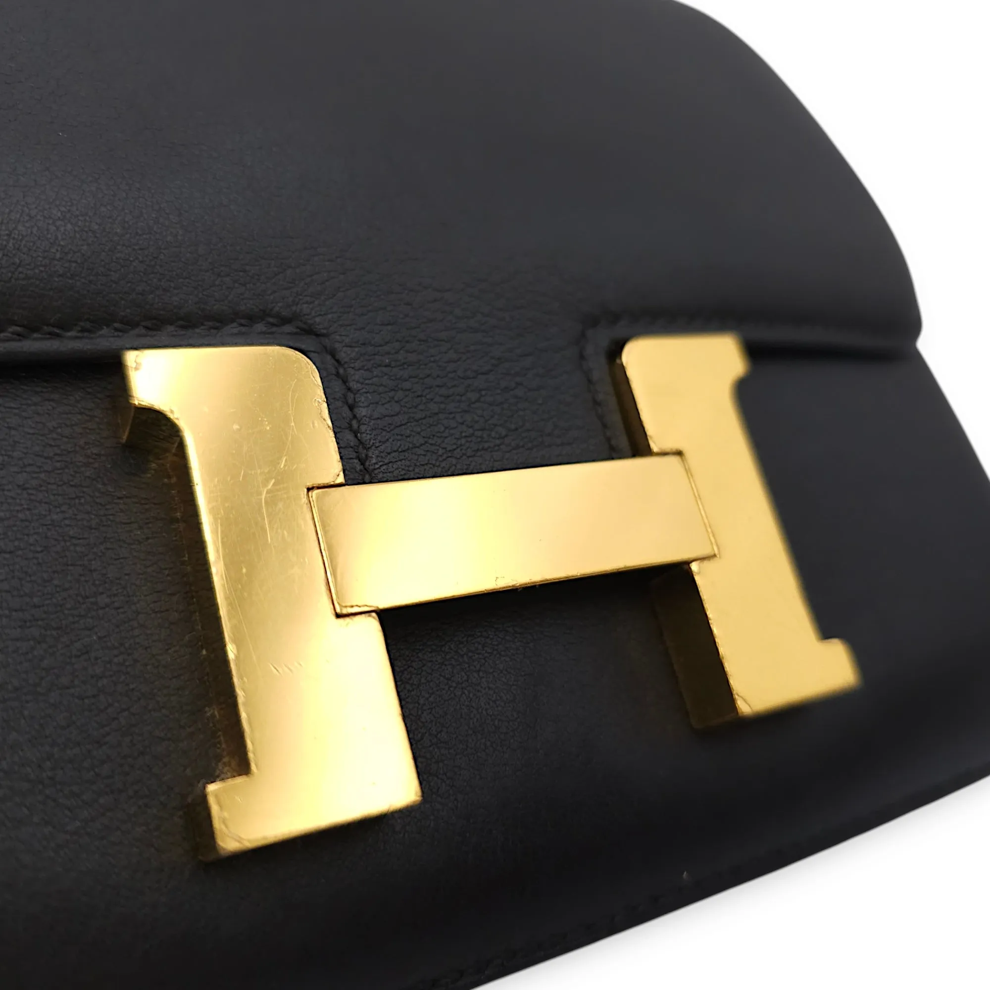 Constance 18 Black in Evergrain, Gold hardware